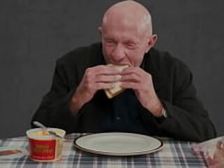 HOW TO MAKE A PIMIENTO CHEESE SANDWICH