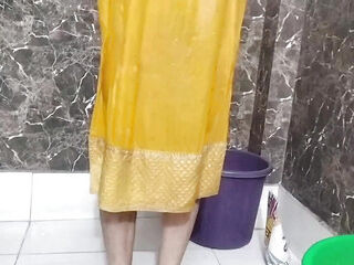 Bhabhi ko bathroom me pakad ke jabar dasti pela