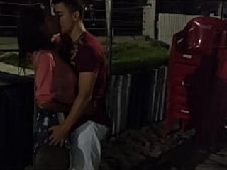 N&atilde_o resisti e acabei pagando um boquete para o solteiro na praia mesmo na frente do marido.