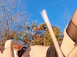 il amene sa femme en plan cul dans un champ