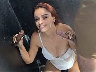 Primeira vez da esposa chupando e fodendo sem camisinha nas cabines gloryhole!