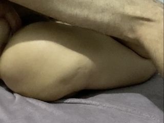 'Milf tarada fode muito e goza duas vezes levando na buceta e no cu e o macho goza no cuzinho dela'