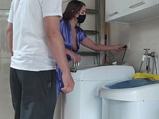 Fui consertar a m&aacute_quina de lavar de uma casada gostosa que me provocou,n&atilde_o resisti e acabei comendo a cliente