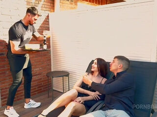 Threesome Mary Rock Tiene Sexo Con Su Novio Y El Camarero