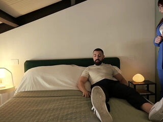 The client to whom I show the apartment fucks me and cums