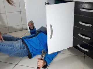 Esposa Caliente Tiene Sexo Con El Plomero