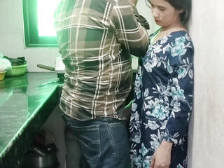 Desi aunty ko kichen me pakad ke pel diya