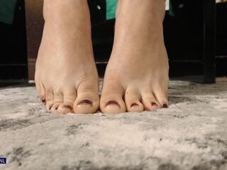 Curvy British Mom Courtney With Her Big Ass Knows How To Please Her Shaved Pussy When She's Alone