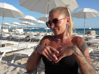 Prescilia and Carollina go to see one of the employees - Jacquie et Michel TV