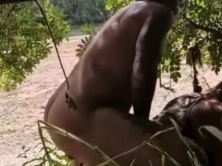 il lui fout un coup de queue dans la foret