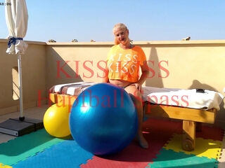 Kiss Kiss Bouncy Ball Fun