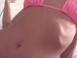 jeune coquine en maillot va cherche sa queue