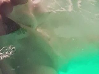'Mom squirts whilst being played with in hot tub'