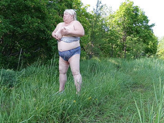 Girlfriend undressed in the park and pisses in front of everyone