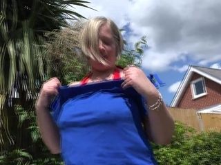 Naughty Mature Lady Playing With Herpussy In The Garden - MatureNL