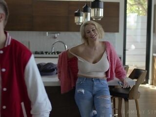 Booty stepmom enjoys cunnilingus