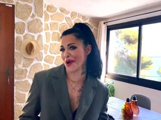 Ania plays the seductress with Vince - Jacquie et Michel TV