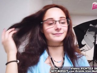 Junge brünette Schlampe hat ein Casting im Studio