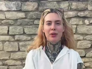 Emma, 21, is getting into pure exhibitionism! - Jacquie et Michel TV