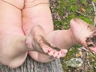 Naked and Dirty Feet She Knows How to Get You to Beat Your Meat