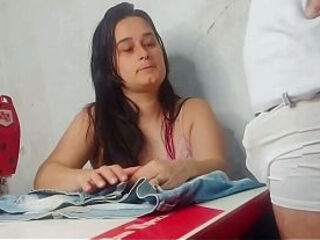 Costureira percebeu a ere&ccedil_&atilde_o do cliente e ficou sem rea&ccedil_&atilde_o!