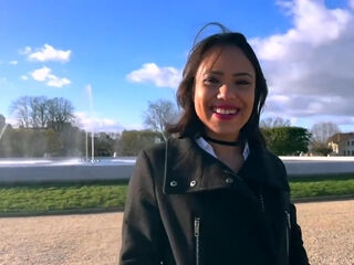 Carollina irradiates the camera ... - Jacquie et Michel TV