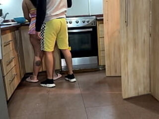La zorra de mi madrastra me da su culo en la cocina