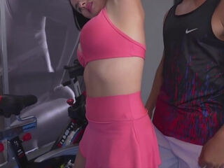 Me Encuentro Con La Madrastra De Mi Mejor Amigo En El Gimnasio Y Terminamos Follando Duro