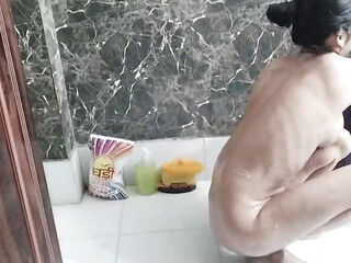 Muslim girlfriend ko nahate dekh uska MMS bna liya