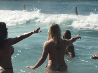 The croupier treats her customers - Jacquie et Michel TV