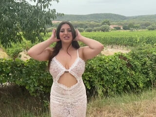 Rose, 22, smiles at life! - Jacquie et Michel TV