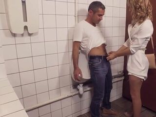 naomie dresse des mecs dans les chiottes