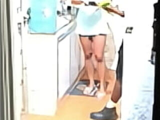 Dando pro entregador de á_gua: Me exibi pro entregador novinho e pirocudo que meteu gostoso no pê_lo e me deu leitinho na boca!