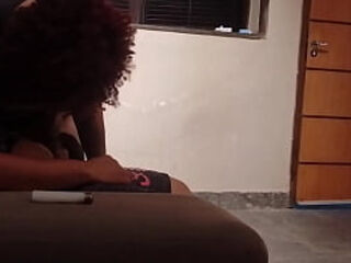 Se exibindo feliz pois o amante vai visitar mais tarde