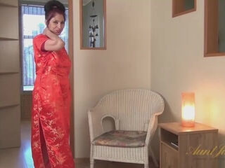 Naught MILF Karolina masturbates