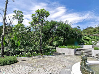 Huge Load of Cum on the Ass in the Middle of Amusement Park