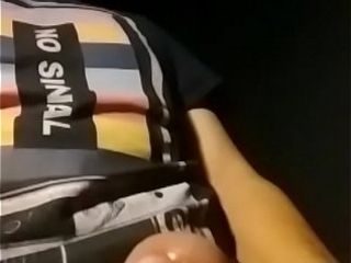 Masturbá_ndose en su habitació_n