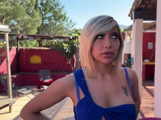 Lena finds an arrangement in her own way... - Jacquie et Michel TV