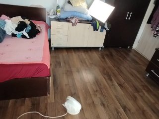 Moglie amatoriale si diverte a provare vestiti e a tagliarli. Moglie amatoriale balla nuda per casa.